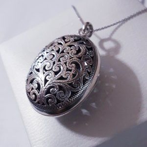 Oval pendant necklace